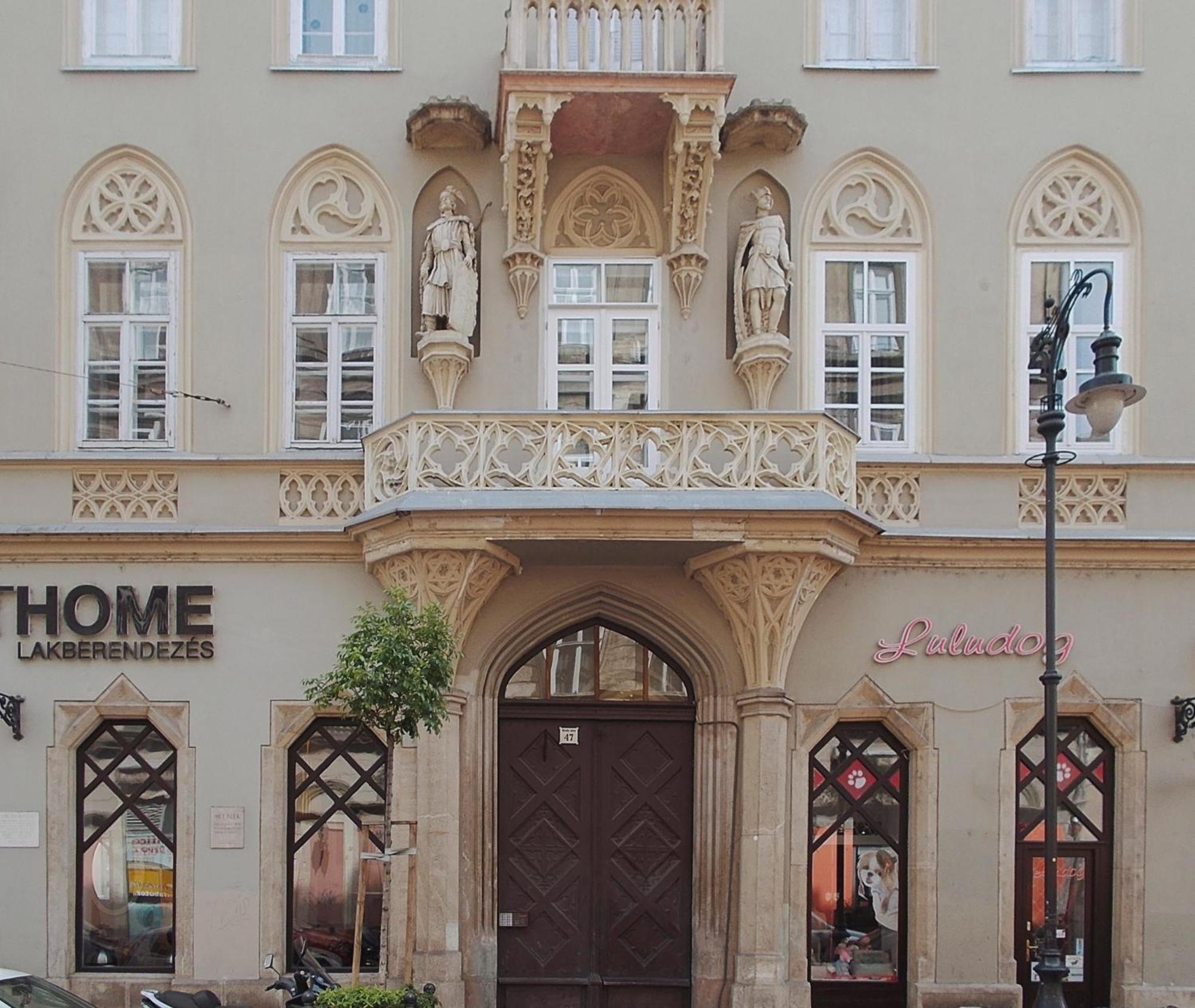 Designed In Hear Of Budapesta